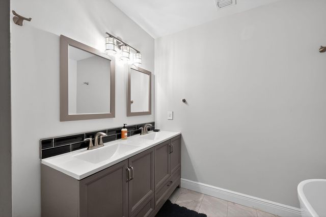 556 SE Meadow Wood Way, Stuart, FL 34997