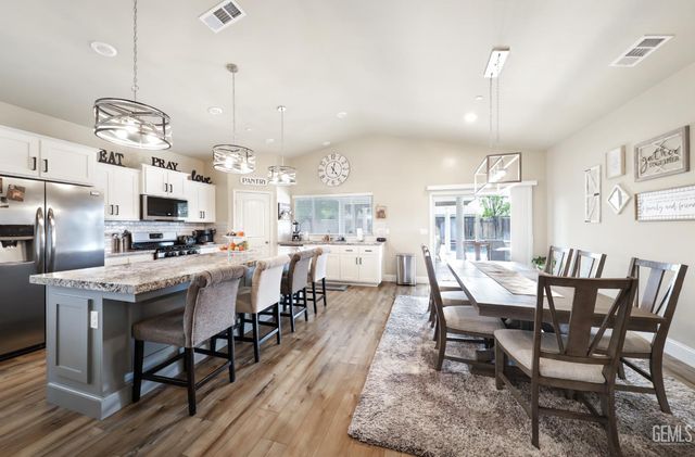 9605 Surfside Street, Bakersfield, CA 93313