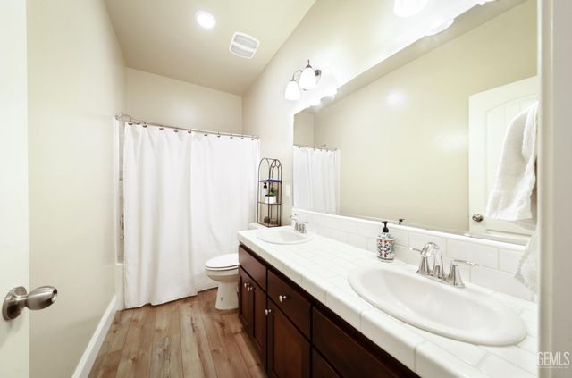 9605 Surfside Street, Bakersfield, CA 93313