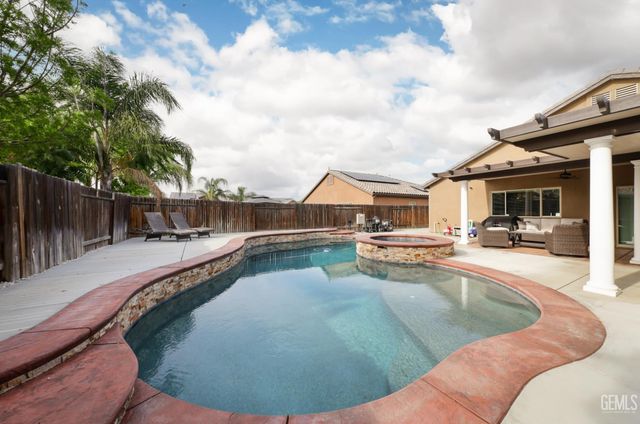 9605 Surfside Street, Bakersfield, CA 93313