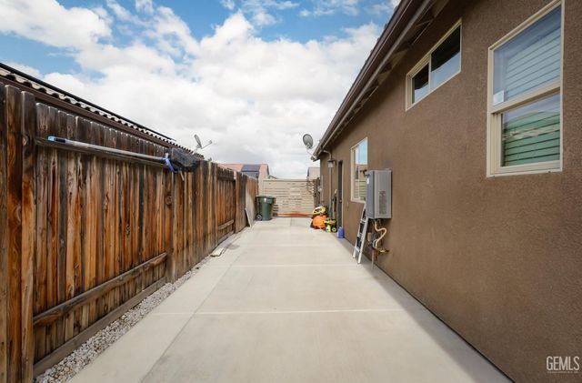 9605 Surfside Street, Bakersfield, CA 93313