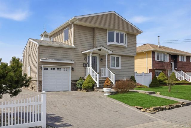 184 Inlet Drive, Lindenhurst, NY 11757
