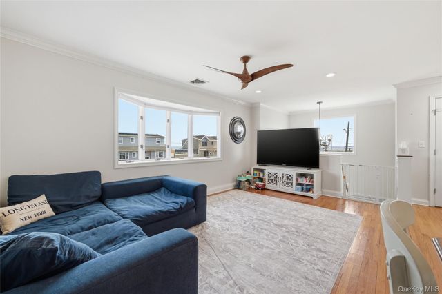 184 Inlet Drive, Lindenhurst, NY 11757