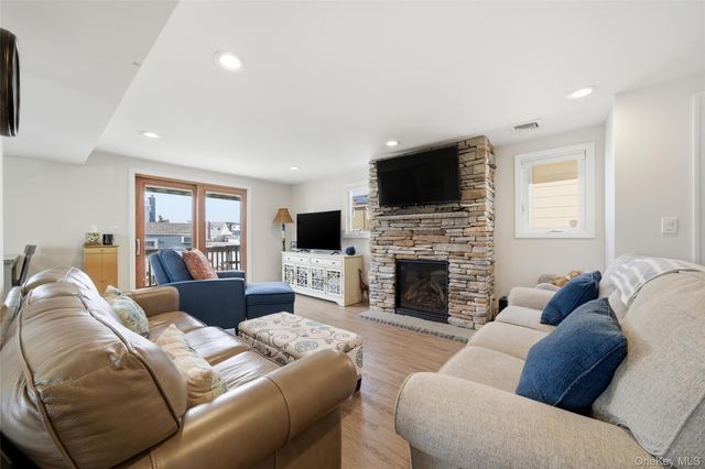 184 Inlet Drive, Lindenhurst, NY 11757