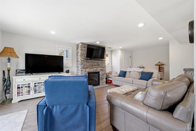 184 Inlet Drive, Lindenhurst, NY 11757