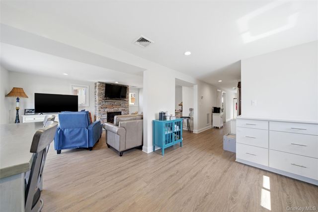 184 Inlet Drive, Lindenhurst, NY 11757