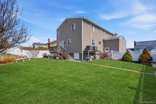 184 Inlet Drive, Lindenhurst, NY 11757