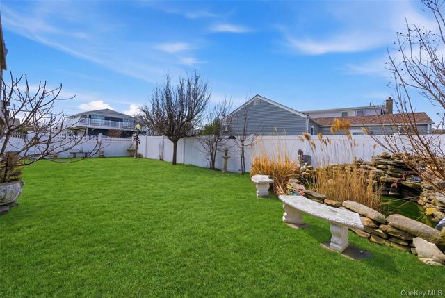 184 Inlet Drive, Lindenhurst, NY 11757