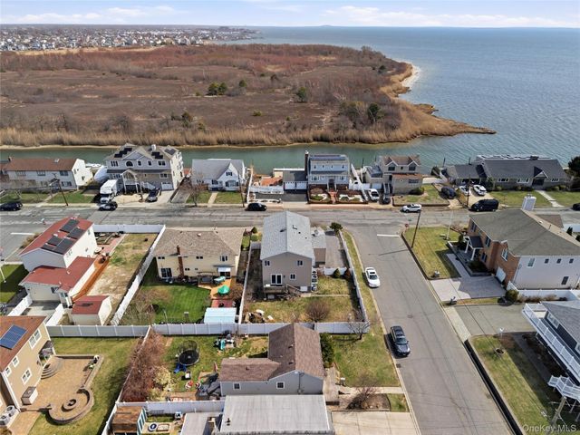 184 Inlet Drive, Lindenhurst, NY 11757