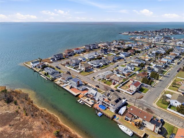 184 Inlet Drive, Lindenhurst, NY 11757