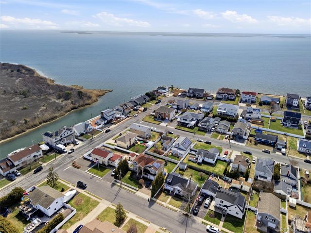 184 Inlet Drive, Lindenhurst, NY 11757