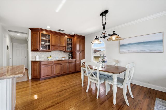 184 Inlet Drive, Lindenhurst, NY 11757