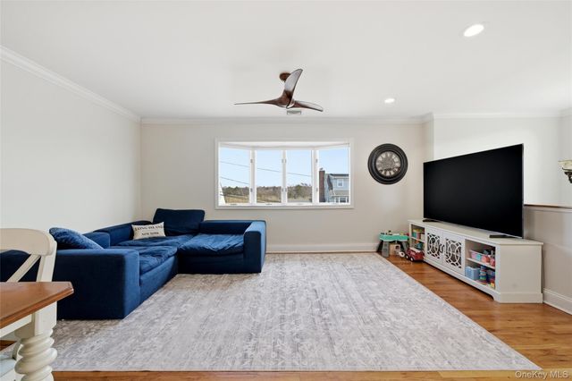 184 Inlet Drive, Lindenhurst, NY 11757