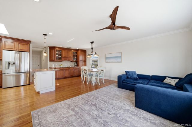 184 Inlet Drive, Lindenhurst, NY 11757