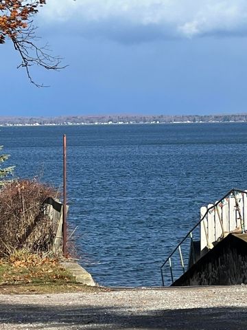 5453 W Houghton Lake Drive, Houghton Lake, MI 48629