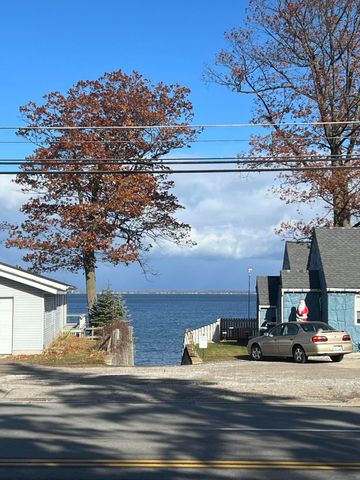 5453 W Houghton Lake Drive, Houghton Lake, MI 48629