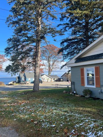 5453 W Houghton Lake Drive, Houghton Lake, MI 48629