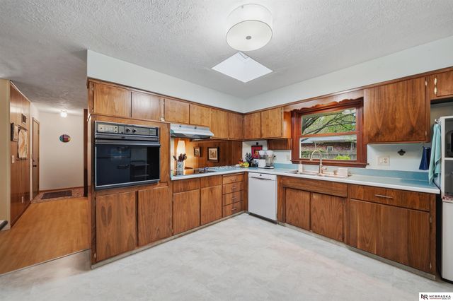 541 Lakewood Drive, Lincoln, NE 68510