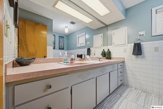 541 Lakewood Drive, Lincoln, NE 68510