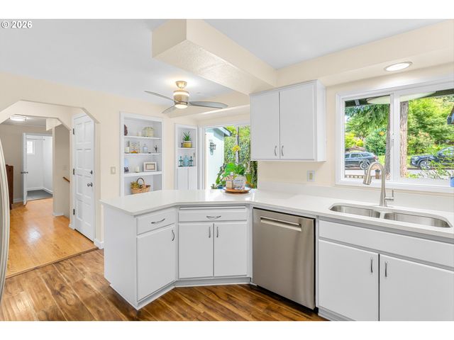 2130 Sw MARIGOLD St, Portland, OR 97219