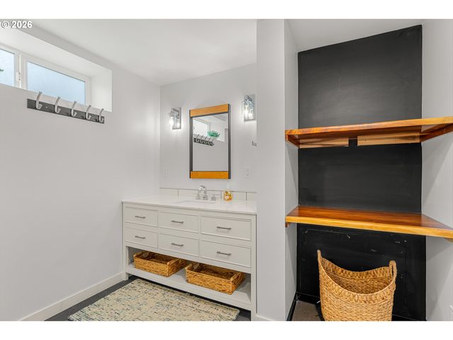2130 Sw MARIGOLD St, Portland, OR 97219