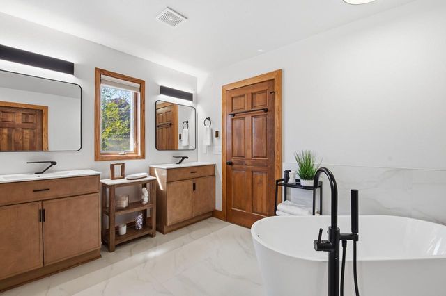 W307N2873 Fieldwood DRIVE, Pewaukee, WI 53072