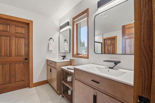 W307N2873 Fieldwood DRIVE, Pewaukee, WI 53072