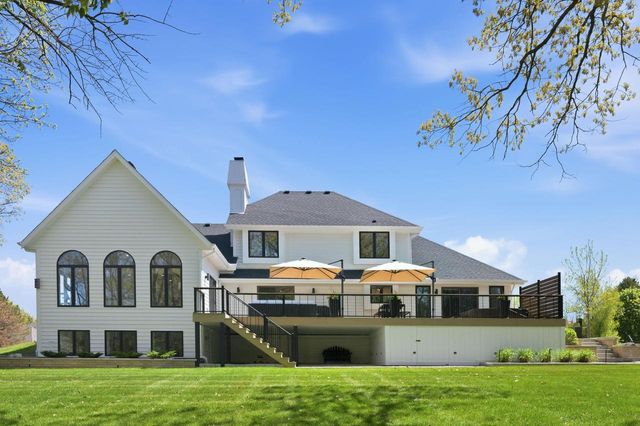 W307N2873 Fieldwood DRIVE, Pewaukee, WI 53072