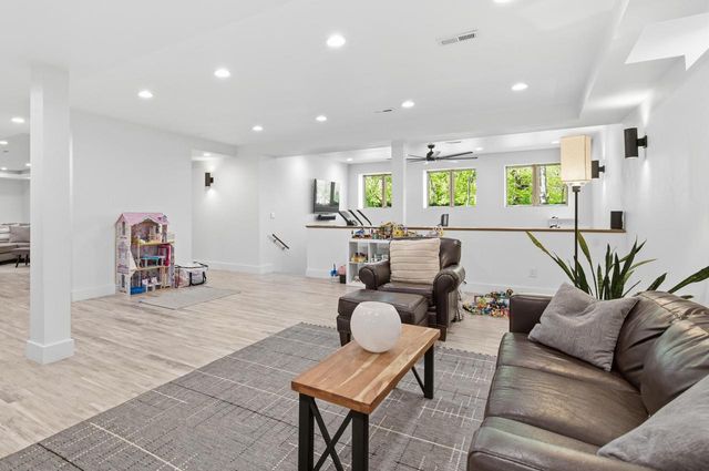 W307N2873 Fieldwood DRIVE, Pewaukee, WI 53072