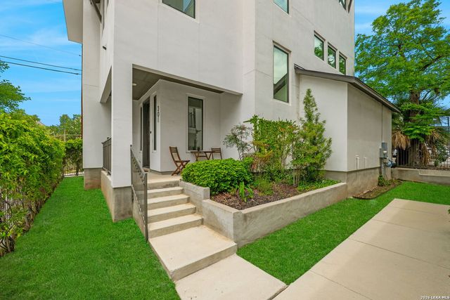 825 N Saint Marys St Unit 301, San Antonio, TX 78205