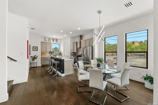 825 N Saint Marys St Unit 301, San Antonio, TX 78205