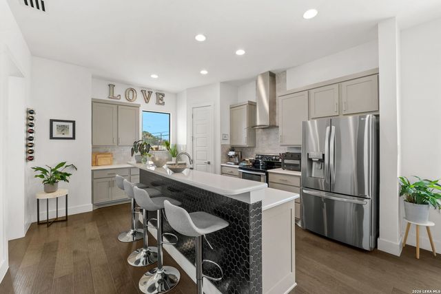825 N Saint Marys St Unit 301, San Antonio, TX 78205