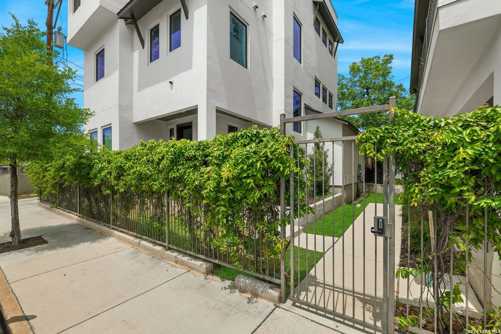 825 N Saint Marys St Unit 301, San Antonio, TX 78205