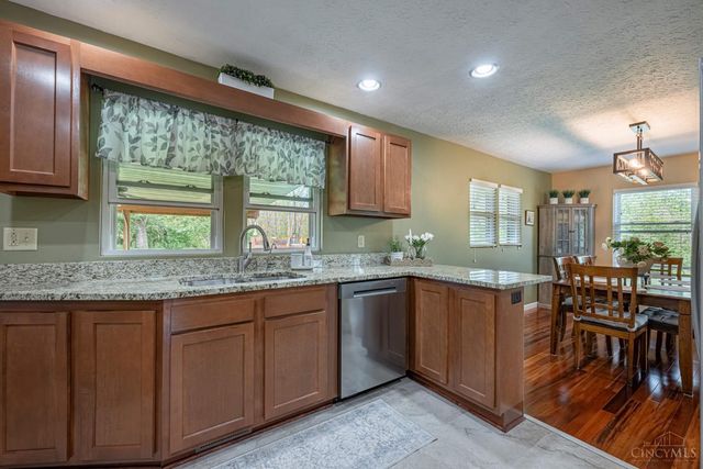 7057 Howard Rd, Franklin Twp, OH 45005