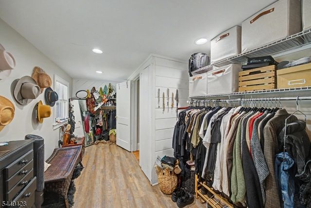 29 Hillside Ter, Newton Town, NJ 07860