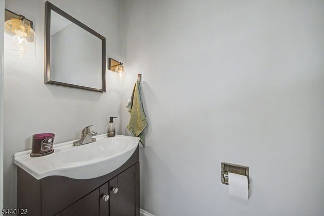 29 Hillside Ter, Newton Town, NJ 07860