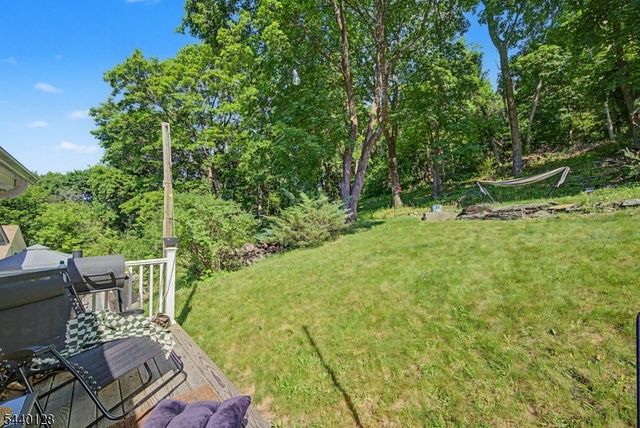 29 Hillside Ter, Newton Town, NJ 07860