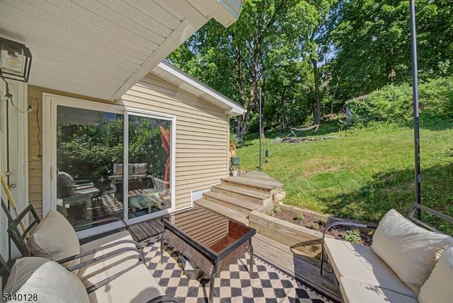 29 Hillside Ter, Newton Town, NJ 07860