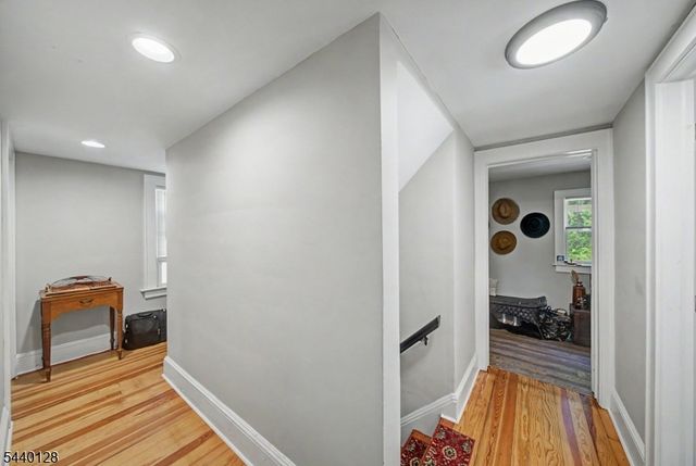 29 Hillside Ter, Newton Town, NJ 07860