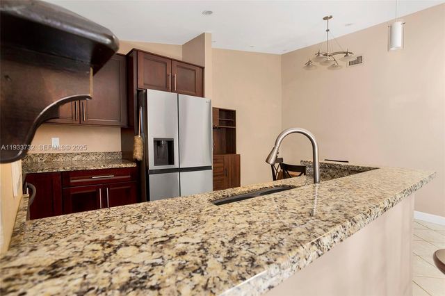 3074 S Oakland Forest Dr 702, Oakland Park, FL 33309