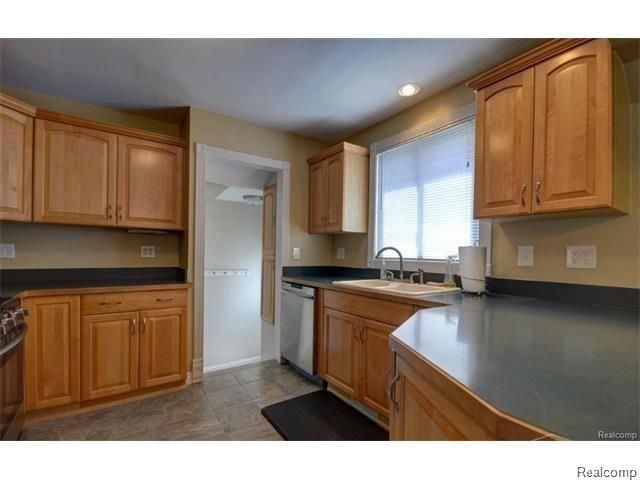 9873 Carter Avenue, Allen Park, MI 48101