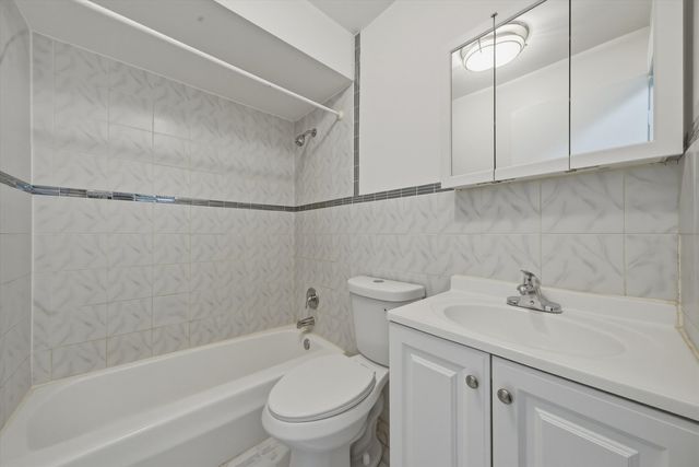 6921 N Ashland Boulevard 3A, Chicago, IL 60626