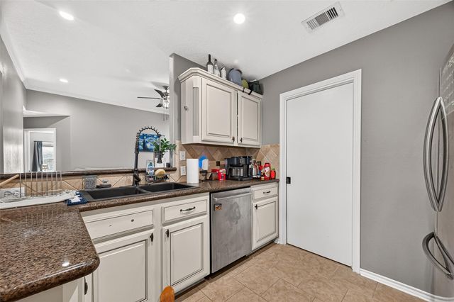 720 Springwood Drive, Conroe, TX 77385