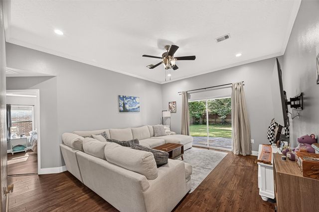 720 Springwood Drive, Conroe, TX 77385