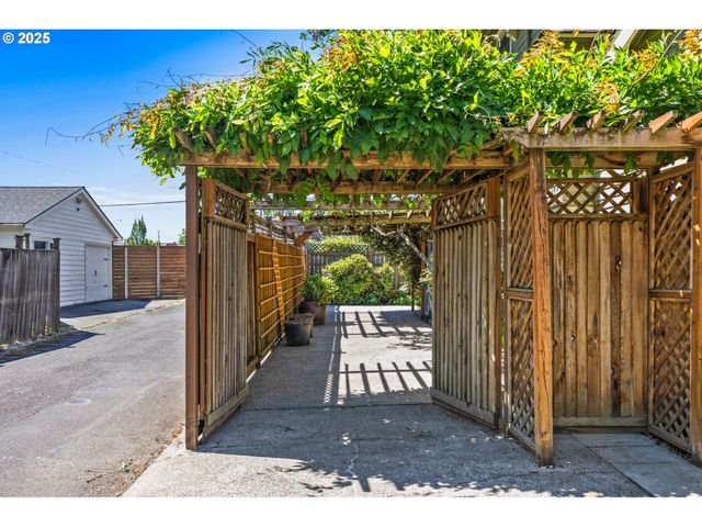1496 Court St Ne, Salem, OR 97301