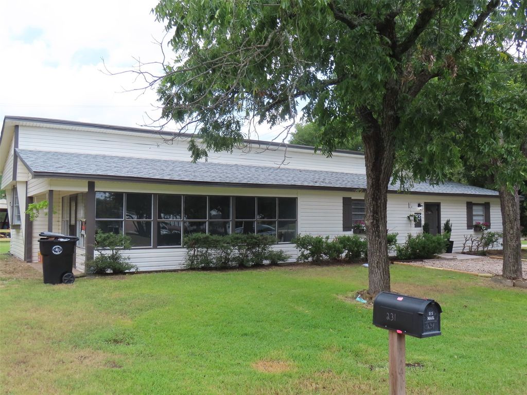 231 S 2nd Street, Wills Point, TX 75169