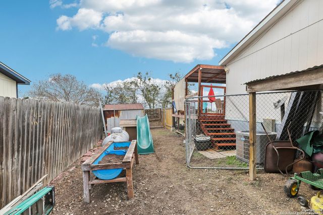 1123 Debbie, Marion, TX 78124