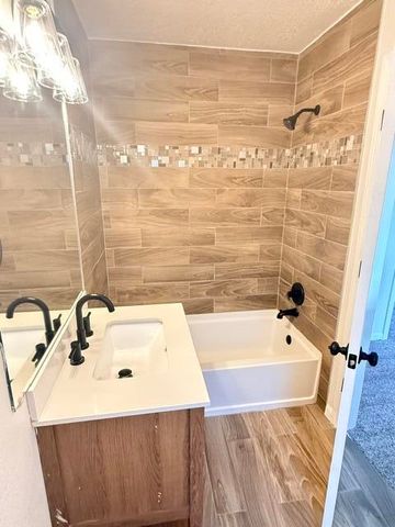 208 Colinas Avenue NE, Albuquerque, NM 87113