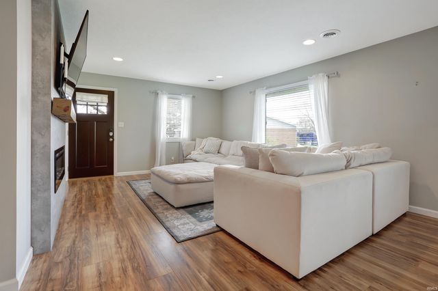 887 N Rebel Square, Rockport, IN 47635