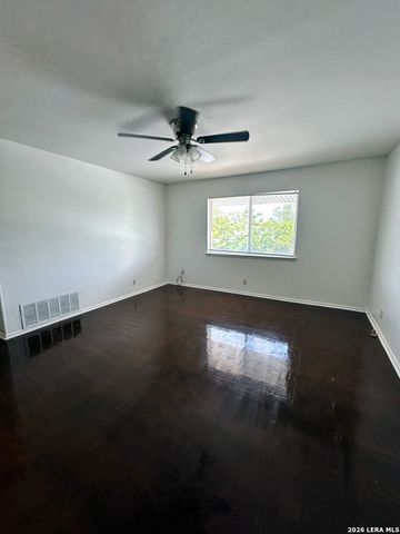 223 W Silver Sands Dr Apt 8, San Antonio, TX 78216